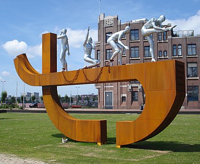 390px-Rotterdam_kunstwerk_slavernij_monument